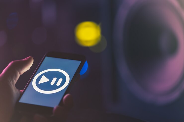 Photo latar belakang musik dengan telepon dan ikon musik, konsep teknologi modern, mendengarkan musik.