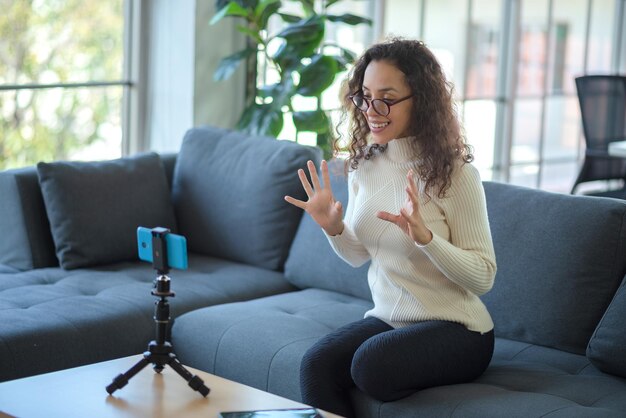 Latino donna facetime con smartphone Funziona da remoto, distanza sociale, nuovo concetto normale.