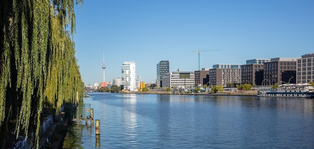 Lato est del fiume Sprea a Berlino Germania Zona industriale torre della televisione e ponte Oberbaum Banner vista panoramica
