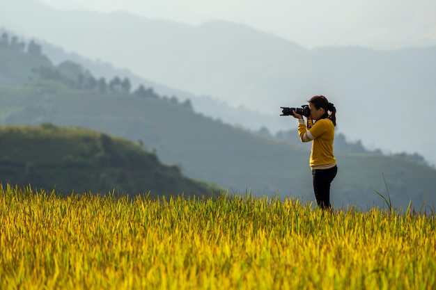 lato posteriore del fotografo che scatta una foto sopra i campi di riso