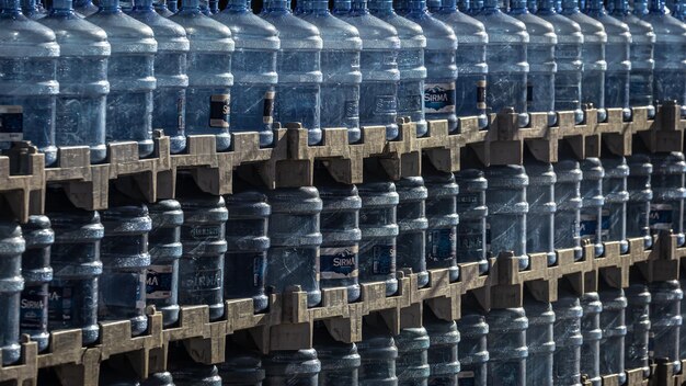 Lato Turchia 05 febbraio 2023 primo piano di bottiglie di plastica vuote d'acqua Sirma pronte per il riciclaggio