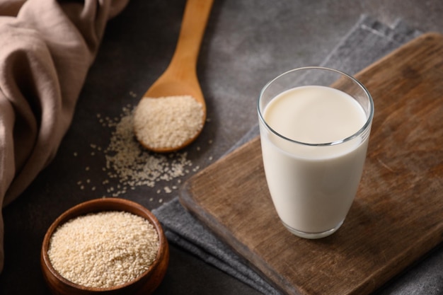 Latte a base di piante di sesamo su fondo marrone