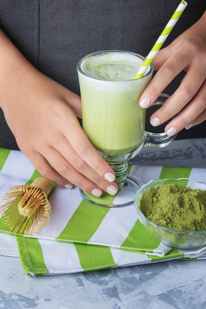 Latte a base di tè verde matcha e latte di soia close-up. Bevanda vegetariana