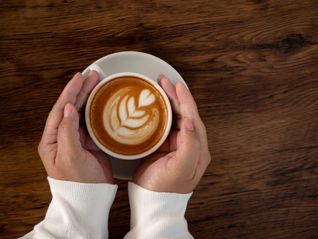 Latte al caffè con bella arte del latte a disposizione