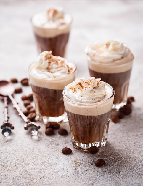 Latte al caffè con panna montata