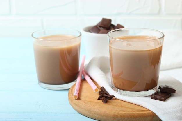 Latte al cioccolato in un bicchiere sul tavolo