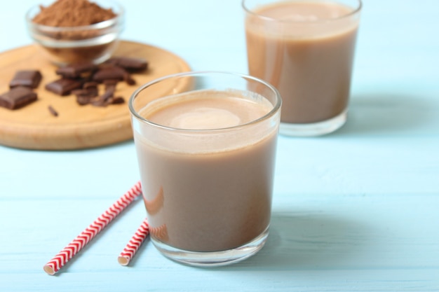 Latte al cioccolato in un bicchiere sul tavolo