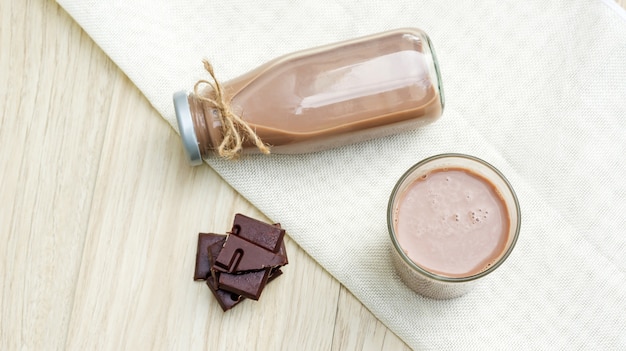 Latte al cioccolato su un tavolo di legno.