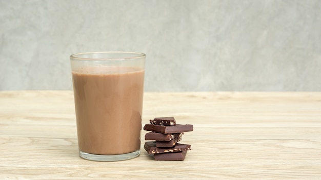 Latte al cioccolato su un tavolo di legno