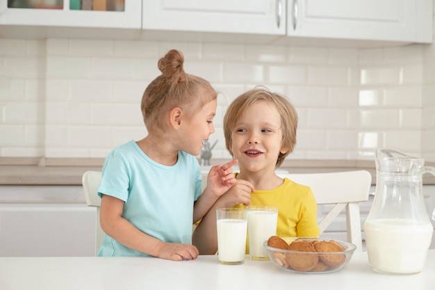 Latte alimentare dei bambini svegli a casa