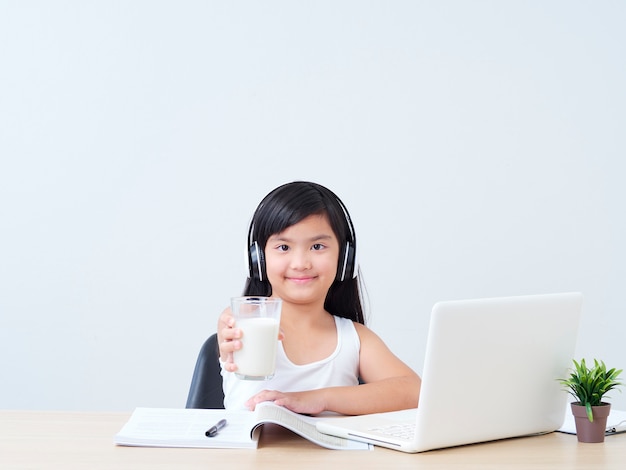 Latte alimentare della bambina mentre studiando