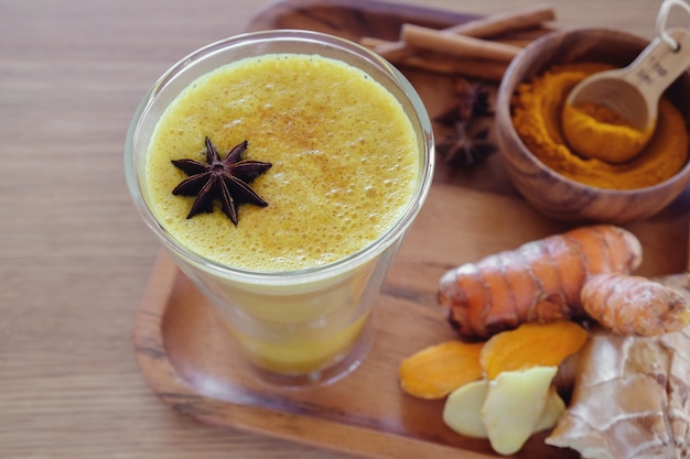 Latte alla curcuma, latte dorato, bevanda salutare