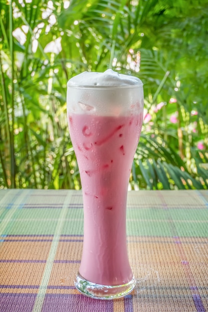 Latte alla fragola ghiacciato