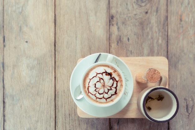 Latte art coffe sul tavolo di legno