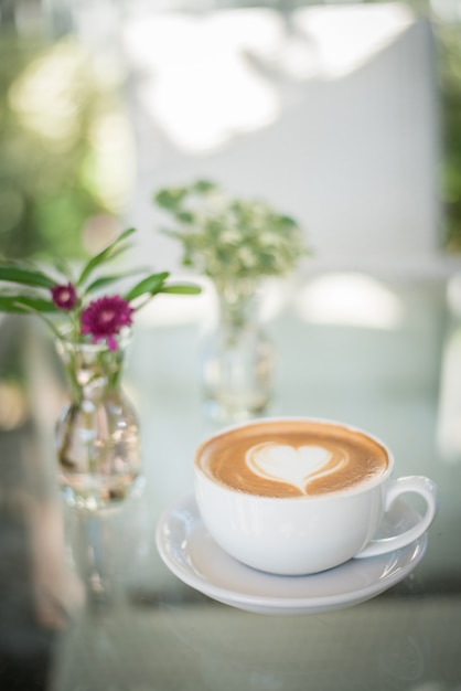 Latte art coffee con schiuma di latte a forma di cuore