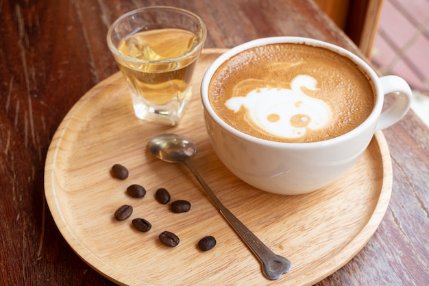 Latte art in un bicchiere bianco