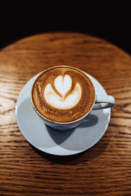 Latte art sul vettore di tavola di legno