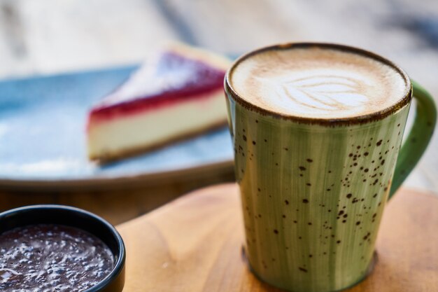 Latte caffè e cheesecake su un tavolo