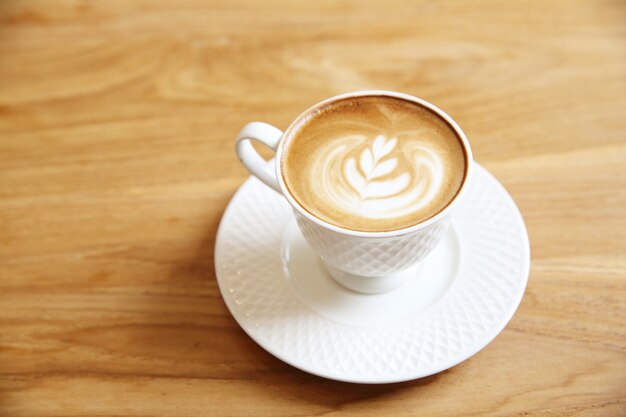 Latte caffè su fondo di legno