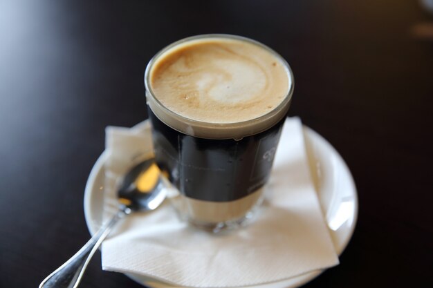 Latte caffè su fondo di legno