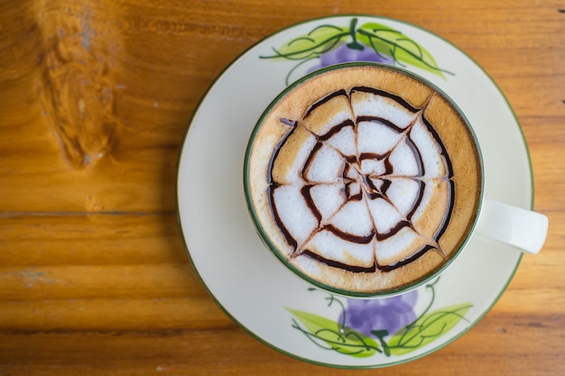 latte caldo art caffè sul tavolo di legno