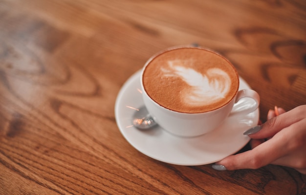 Latte caldo latte art caffè sul tavolo di legno