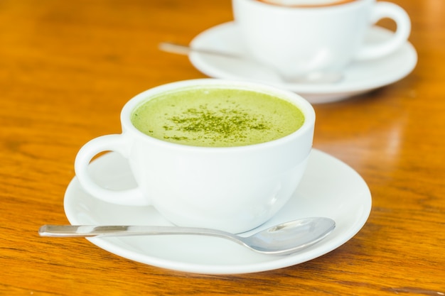 Latte caldo matcha latte in tazza bianca