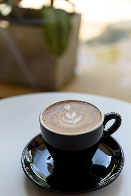 Latte Coffee art sul tavolo di legno.