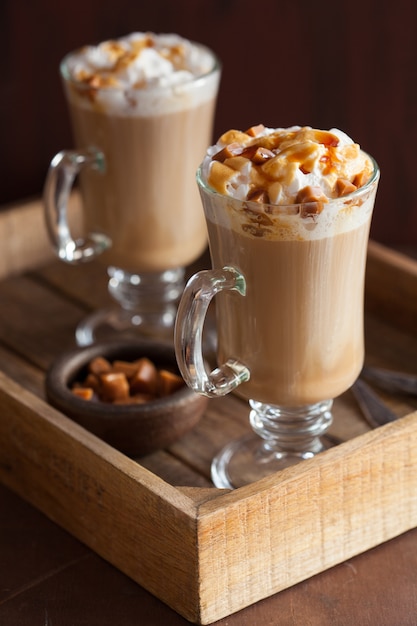 Latte con panna montata e caramello