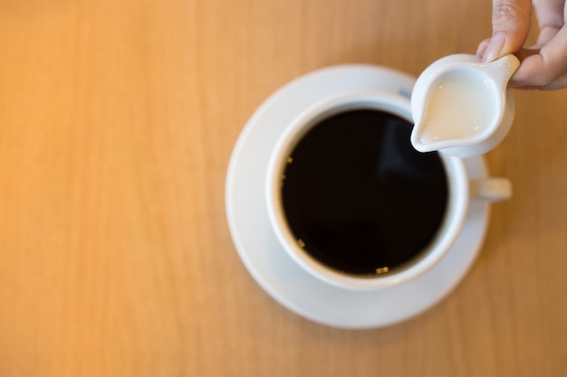 Latte condensato zuccherato su caffè