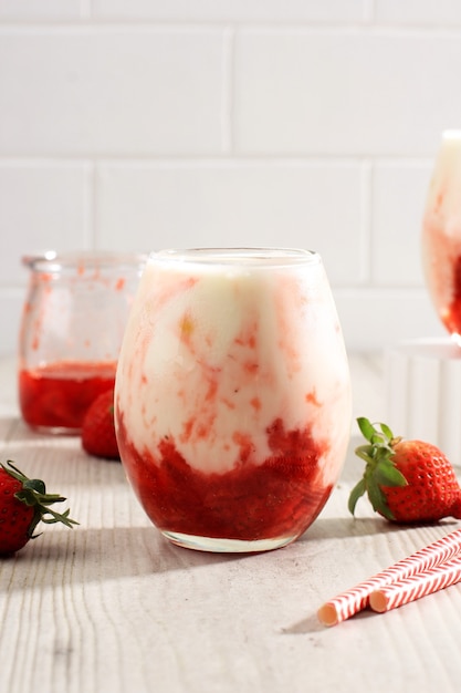 Latte coreano alla fragola con salsa di composta di fragole fatta in casa su sfondo bianco, menu Home Cafe