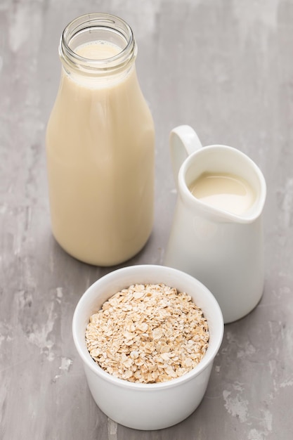 Latte d'avena Bevanda biologica sana vegana non casearia con scaglie su blu