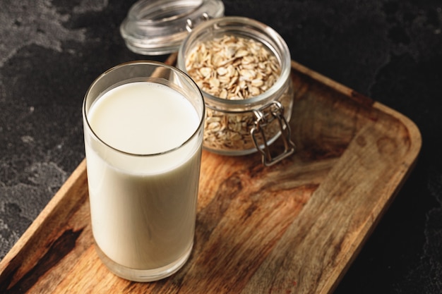 Latte d'avena vegano con fiocchi d'avena da vicino