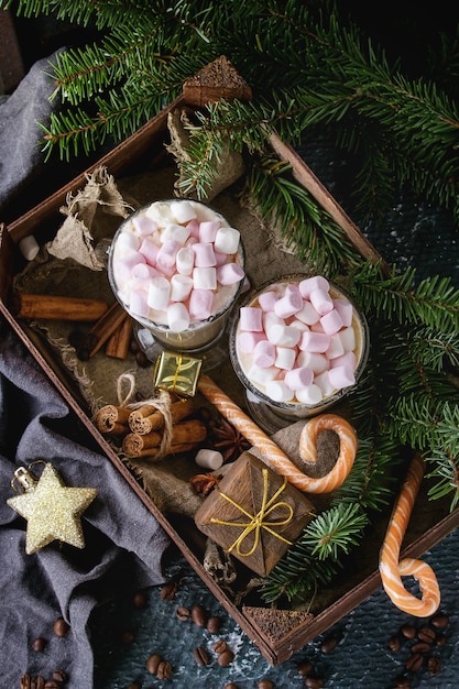 Latte del caffè di natale con la caramella gommosa e molle