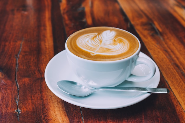 Latte del caffè sulla tavola di legno in caffetteria