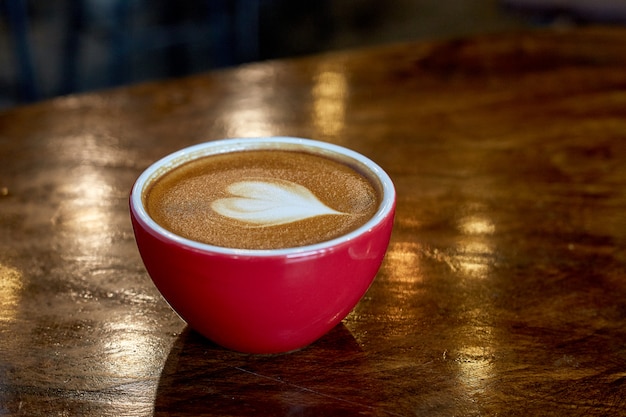 Latte della tazza di caffè in caffetteria