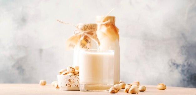 Latte di anacardi in bottiglia Bevanda vegana alternativa non casearia Spazio negativo