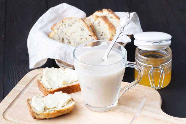 Latte di avena vegano non caseario con frutti di bosco, dieta sana