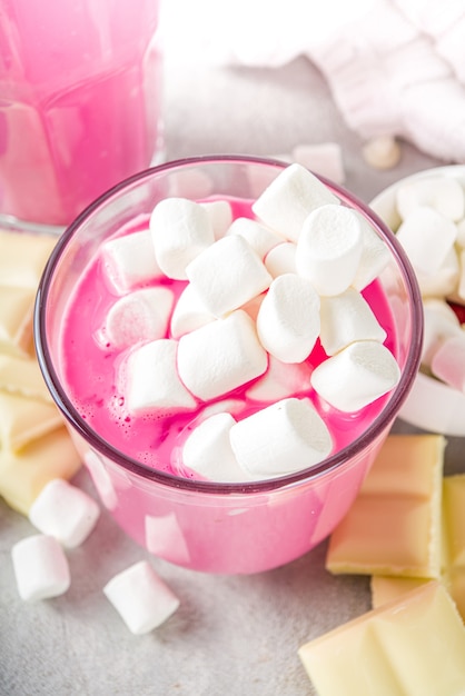 Latte di barbabietola rosa, cioccolata calda alle barbabietole con marshmallow, moderna bevanda vegana biologica dolce