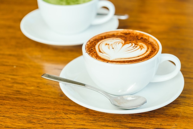 Latte di cioccolato caldo in tazza bianca