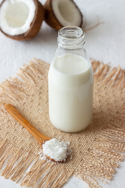 Latte di cocco e noci di cocco fresche. Cibo vegetariano. Mangiare sano.