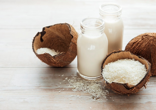 Latte di cocco fresco, bevanda salutare vegana senza latticini