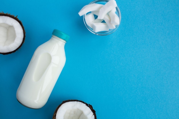 Latte di cocco nella bottiglia di vetro