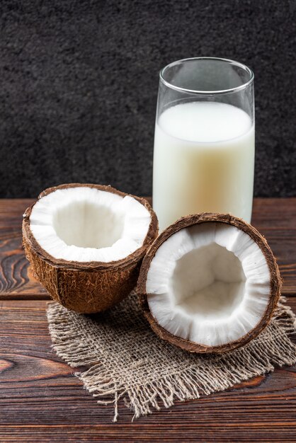 Latte di cocco su legno scuro