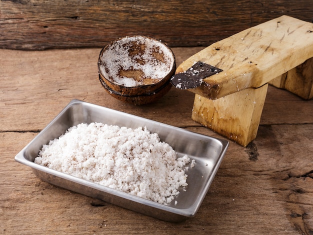 latte di cocco sul tavolo di legno