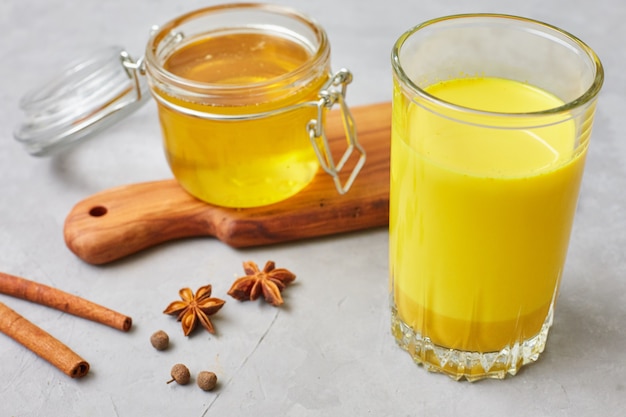 Latte di curcuma con latte e bastoncini di cannella, anice stellato e miele. bruciagrassi nel fegato, aumento dell'immunità, bevanda disintossicante sana antinfiammatoria