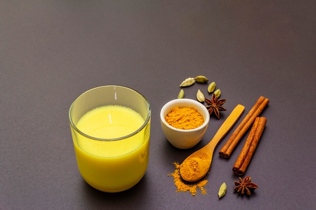 Latte di curcuma d'oro