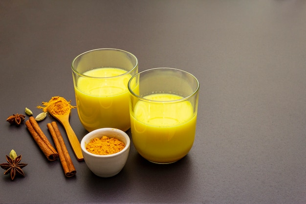 Latte di curcuma d'oro