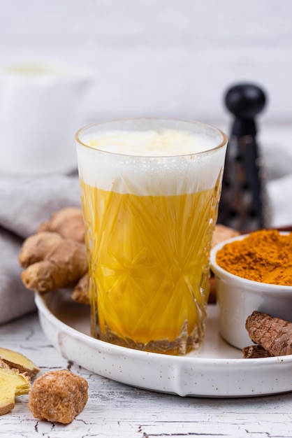 Latte di curcuma dorato con spezie