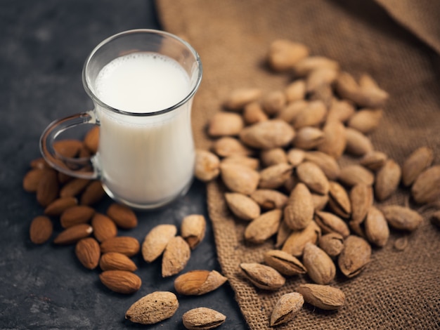 Latte di mandorla . Mandorle in guscio sul tavolo